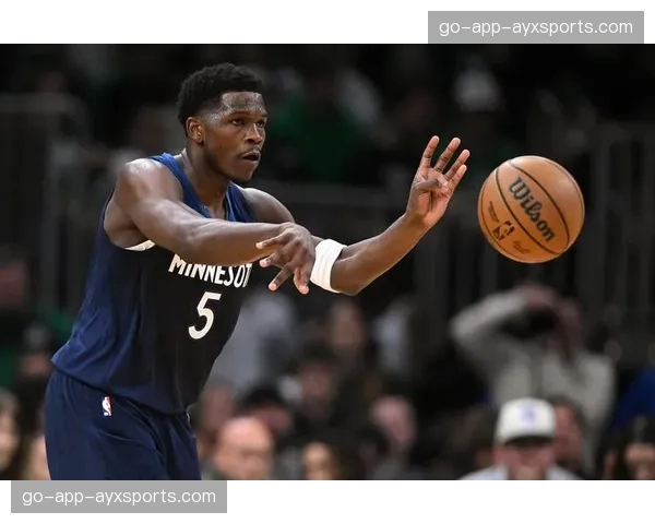 森林狼爱德华兹膝伤管理出战成疑，核心轮换时间受监控